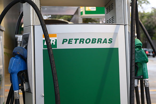 Imagem Petrobras anuncia aumento de 5% para gasolina e 4% para diesel a partir do dia 29