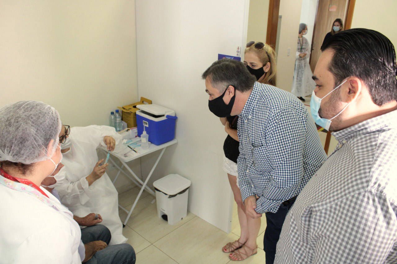 Imagem Vacinação e medidas de enfrentamento à pandemia melhoram indicadores no Paraná