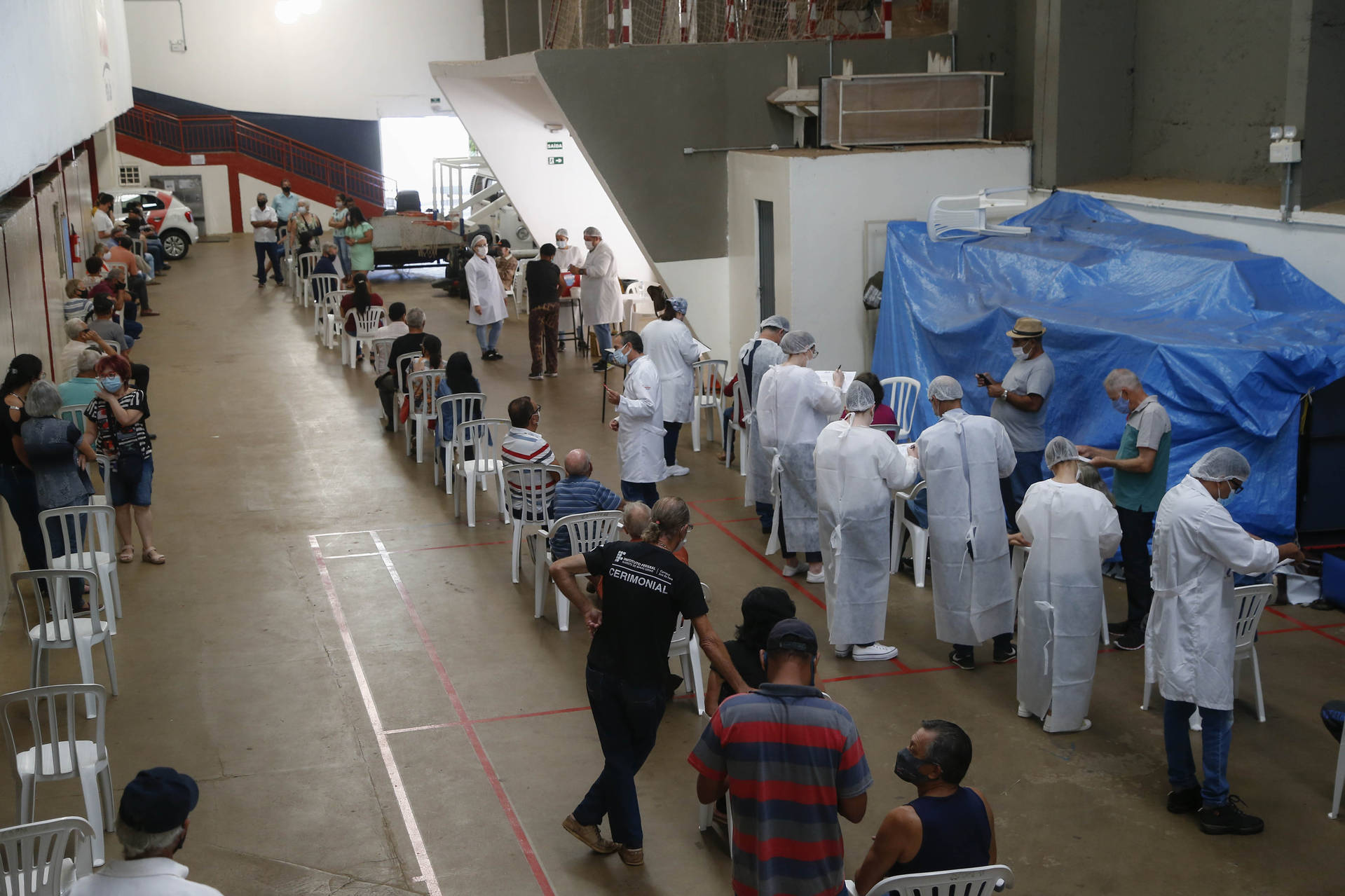Imagem Paraná tenta acelerar vacinação contra Covid-19, mas sofre com falta de doses