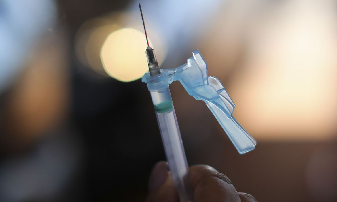 Imagem Algumas vacinas demandarão terceira dose, diz presidente da Anvisa