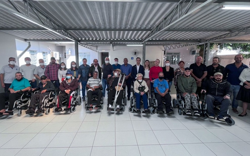Imagem Ciscenop entrega 11 cadeiras de rodas motorizadas
