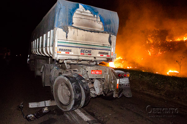 Imagem Choque entre caminhões causa forte incêndio na PR-323