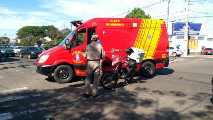 Imagem Homem fica gravemente ferido em acidente de moto com carro no semáforo das avenidas Goiás e América