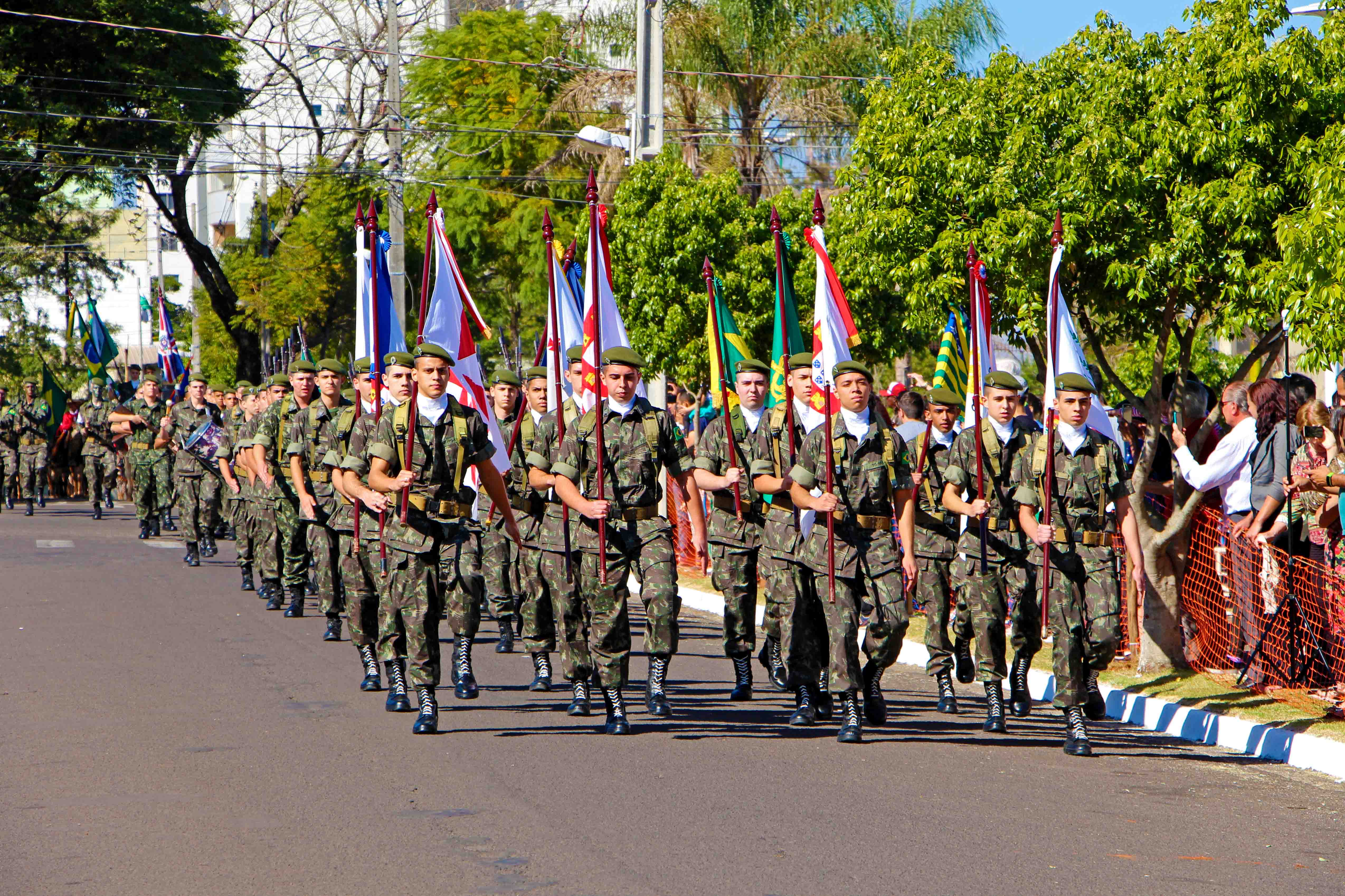 Imagem Desfile cívico-militar celebra aniversário de 64 anos de Cianorte