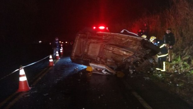 Imagem Motorista morre após Fiorino bater em caminhão e capotar na PR-489