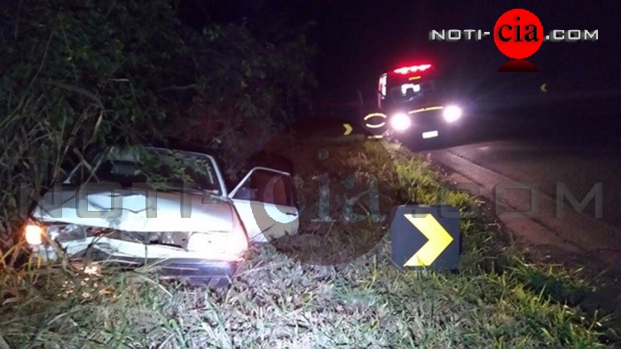 Imagem Carro capota na madrugada e condutor fica ferido na PR-082 em Indianopolis