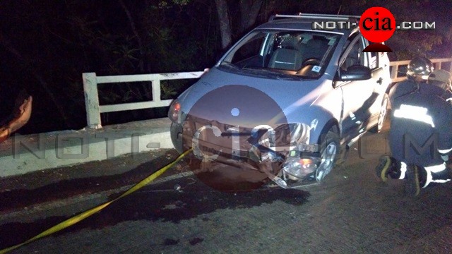 Imagem Veículo roda na pista bate em ponte e quase cai no rio na PR-323