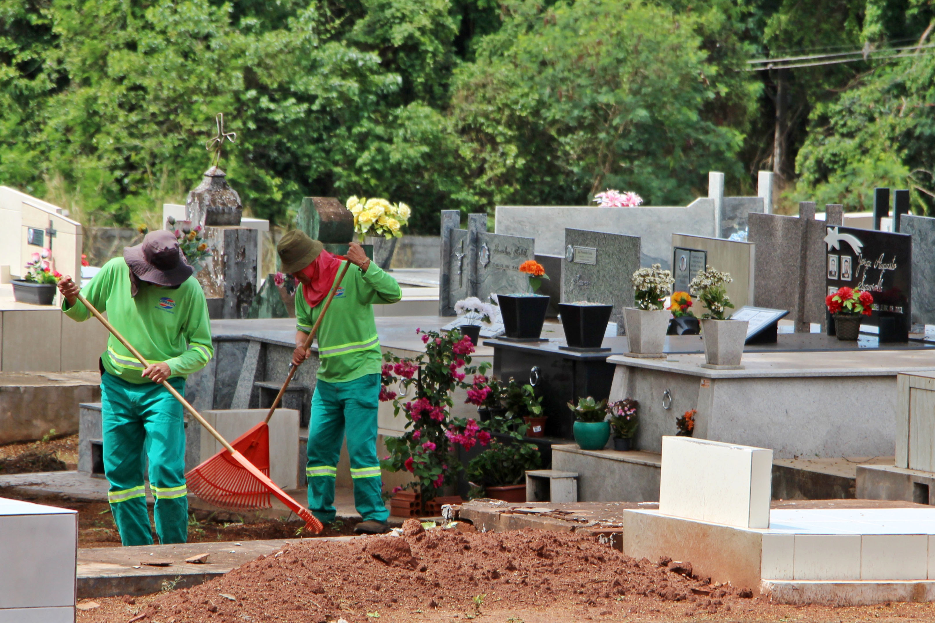 Imagem Cemitério Municipal recebe mutirão de limpeza