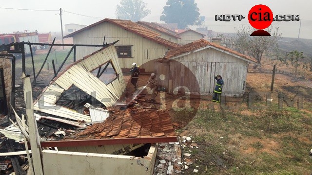 Imagem Incêndio ambiental atinge e destrói casa na zona rural em Cianorte