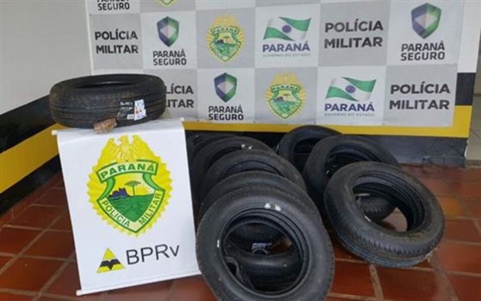 Imagem Polícia Rodoviária apreende veículo de Cianorte carregado com pneus contrabandeados do Paraguai