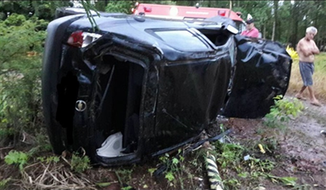 Imagem Carro capota e mulher fica ferida na PR-180