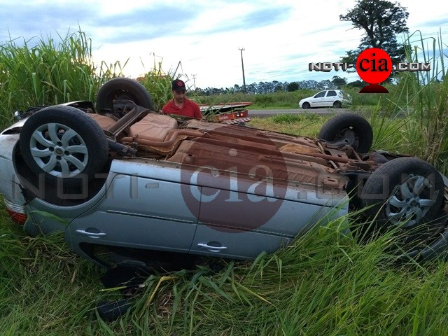 Imagem Fiat Pálio capota e duas crianças ficam feridas na PR-323 em Cianorte