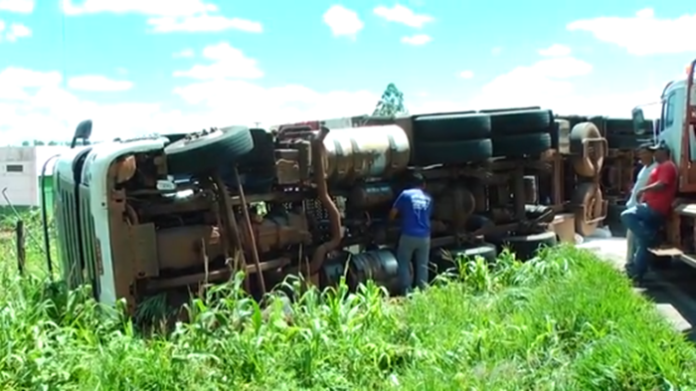 Imagem Carreta carregada com farinha de trigo tomba na PR-323 e motorista sai ileso