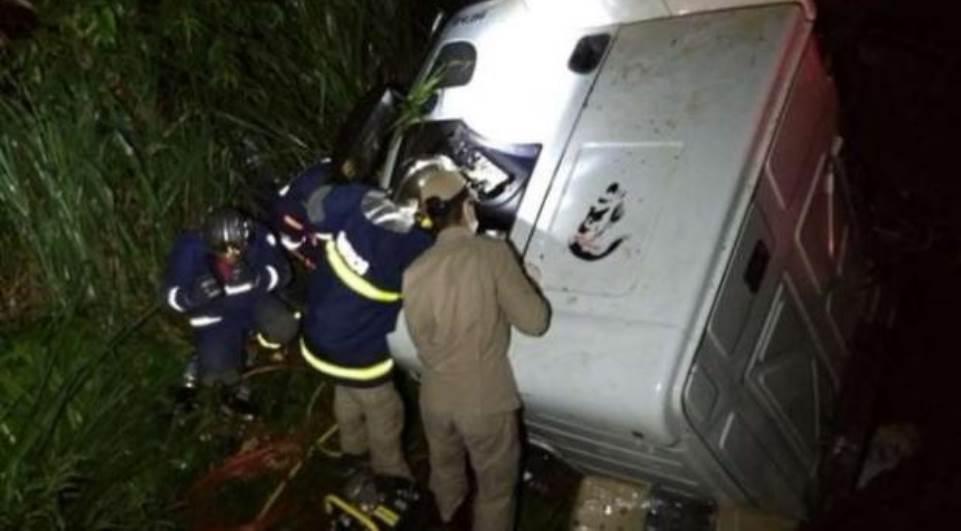 Imagem Caminhão com contrabando escondido em carga de farinha tomba na PR-567