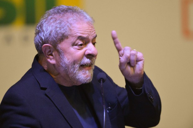 Imagem Juiz retira benefícios do ex-presidente Lula, preso em Curitiba