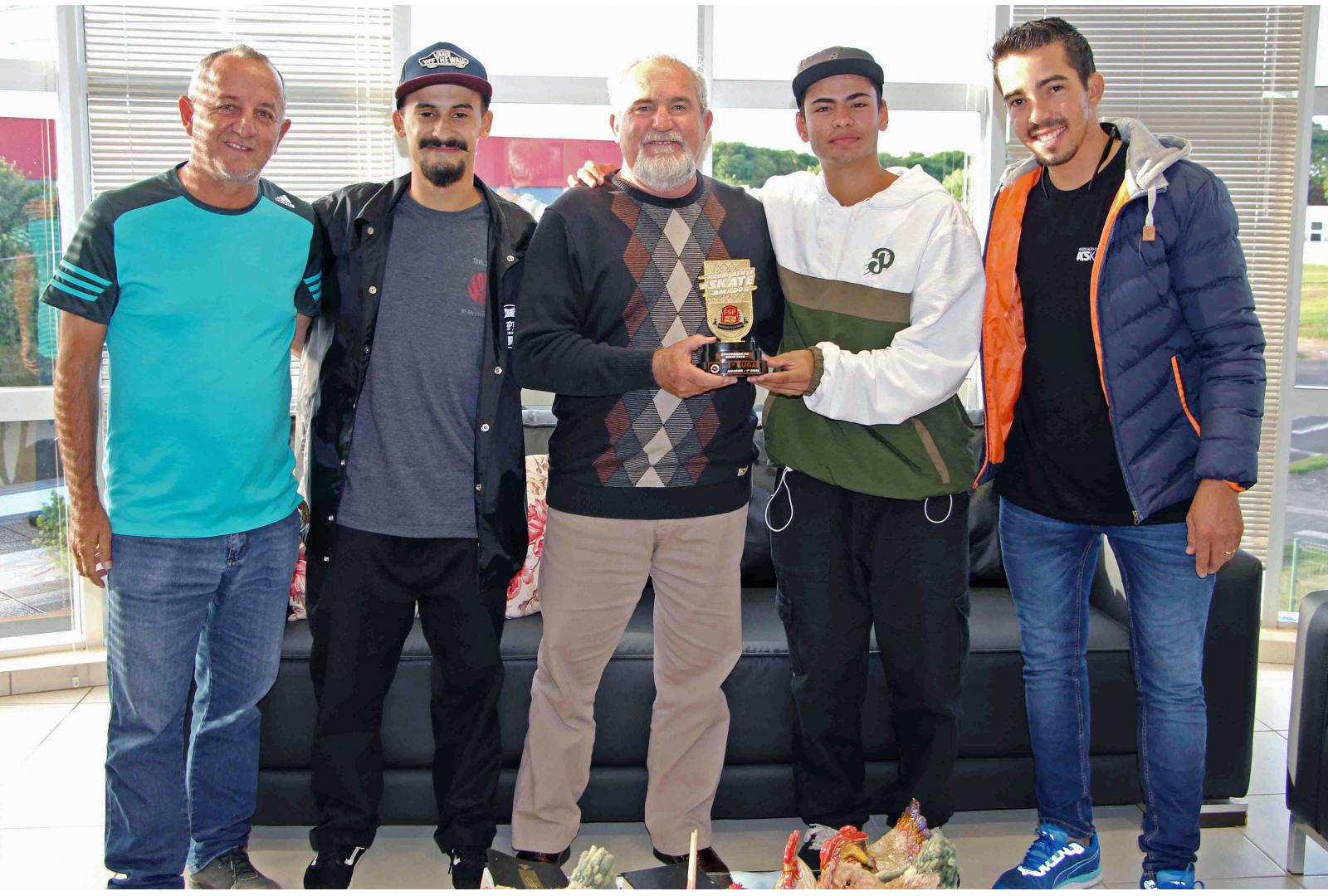 Imagem PREFEITO BONGIORNO RECEBE VISITA DE CAMPEÃO PARANAENSE AMADOR DE SKATE