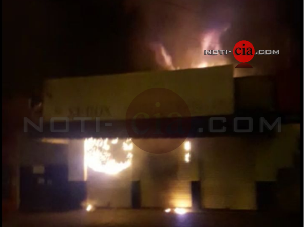 Imagem Livraria fica totalmente destruída em incêndio no centro de Terra Boa