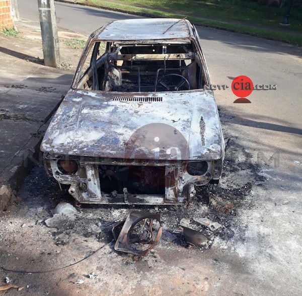 Imagem Veículo furtado é encontrado incendiado no Cianortinho