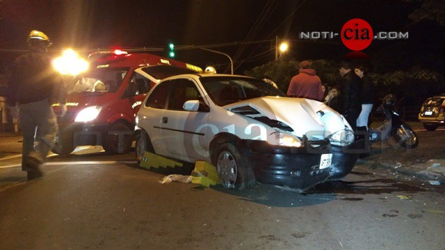 Imagem Carro choca em poste e casal de jovens ficam feridos na Av. América