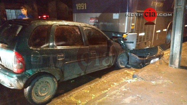 Imagem Carro choca na traseira de ônibus parado e motorista fica ferido na Vila Operária