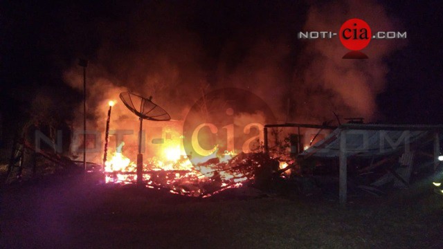 Imagem Casa de madeira pega fogo e fica totalmente destruída em fazenda de Rondon