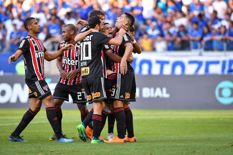 Imagem BRASILEIRÃO: Em domingo de goleadas, Flamengo e São Paulo disparam na frente