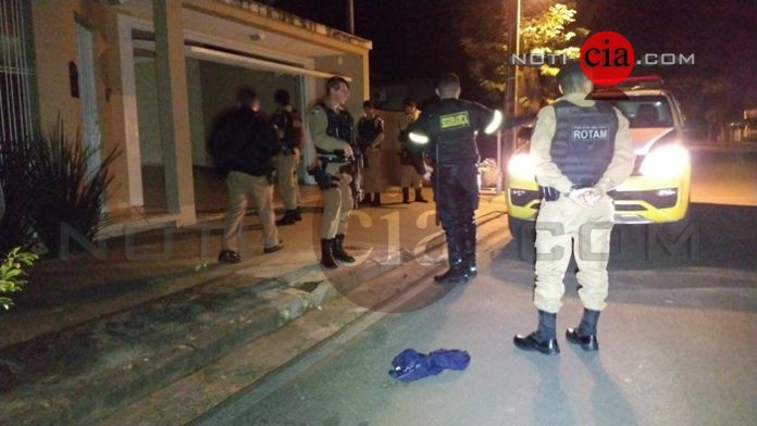 Imagem Assaltantes armados invadem residência e levam PickUp e Motoneta na Vila Operária