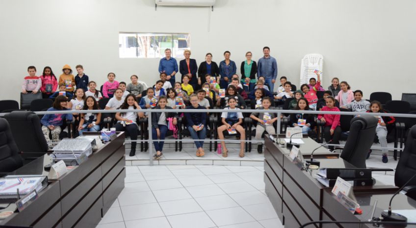 Imagem Alunos da Escola Municipal Jardim Aeroporto vistam a Câmara Municipal