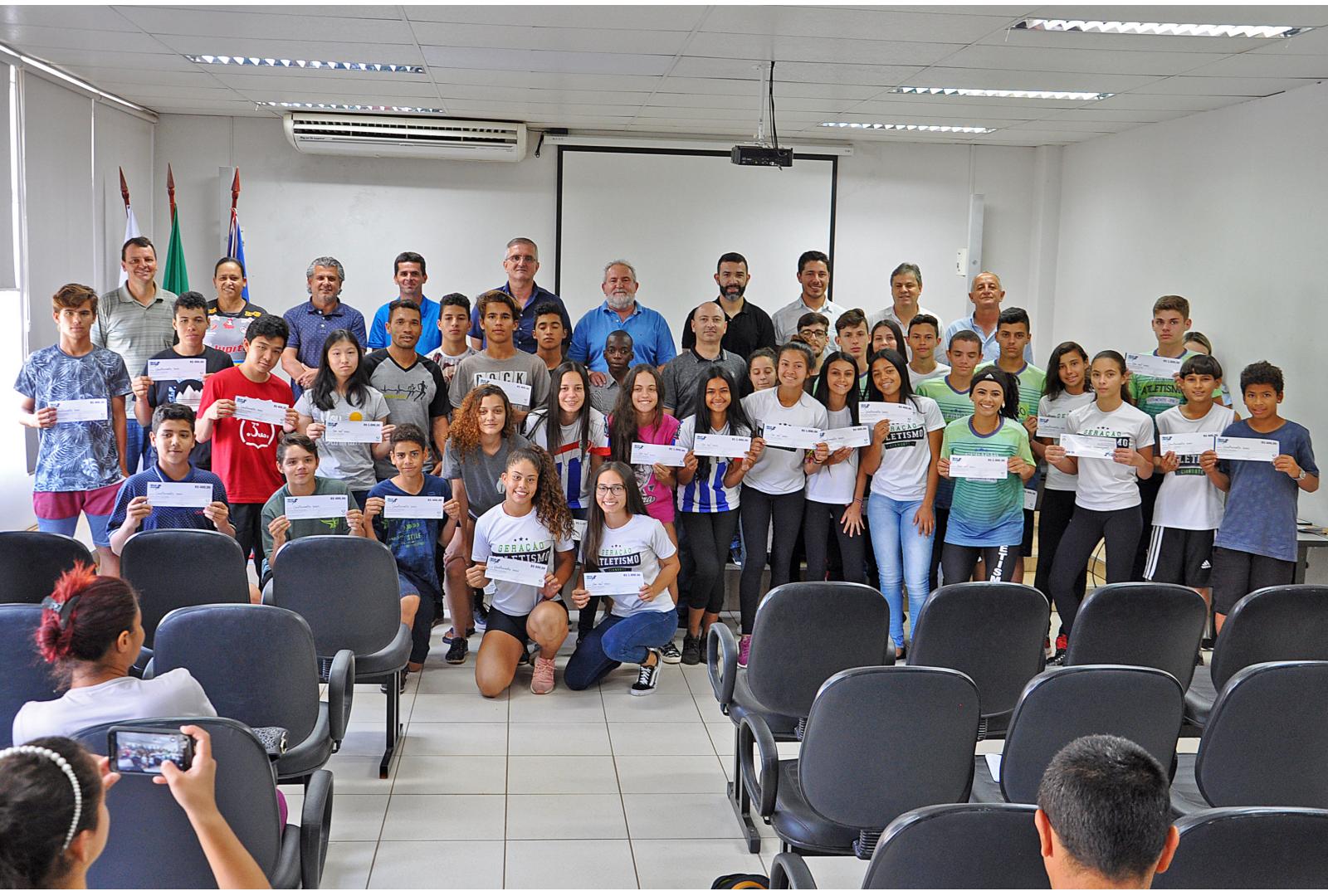 Imagem PREFEITURA DE CIANORTE CONTEMPLA 64 ESPORTISTAS COM BOLSA-ATLETA