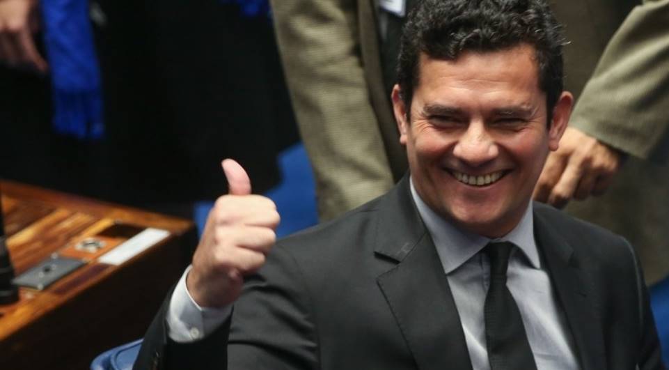 Imagem Bolsonaro diz que vai chamar Moro para Ministério da Justiça ou STF