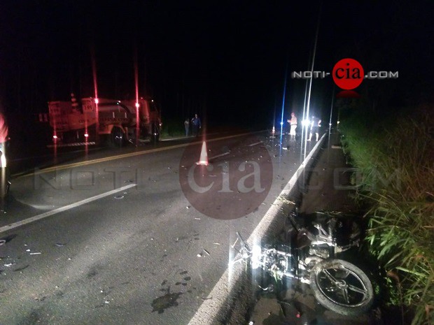 Imagem Colisão entre moto e dois carros deixa duas vítimas fatais na PR-323