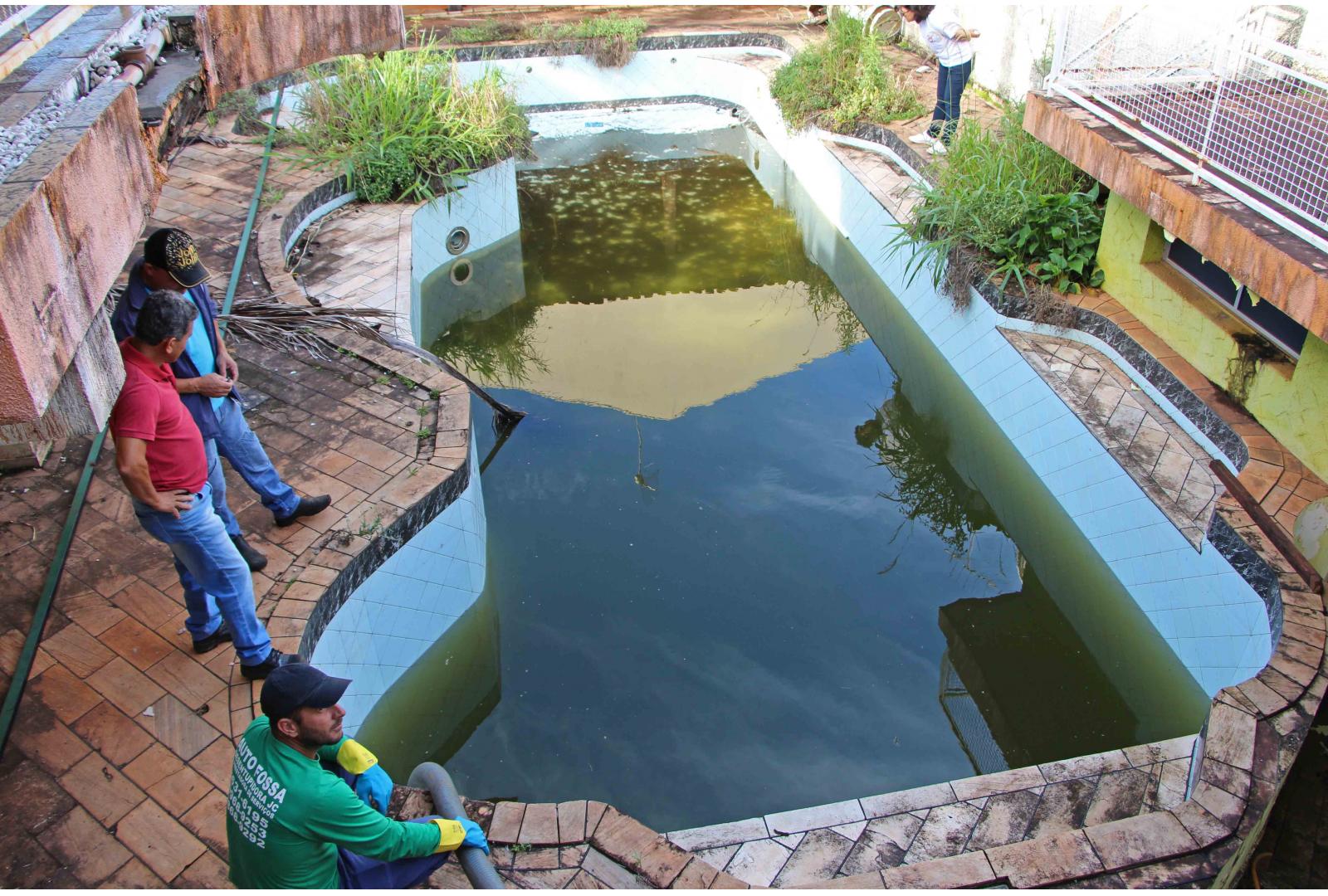 Imagem COM AUTORIZAÇÃO JUDICIAL, PREFEITURA REALIZA ESGOTAMENTO DE PISCINA EM CASA ABANDONADA