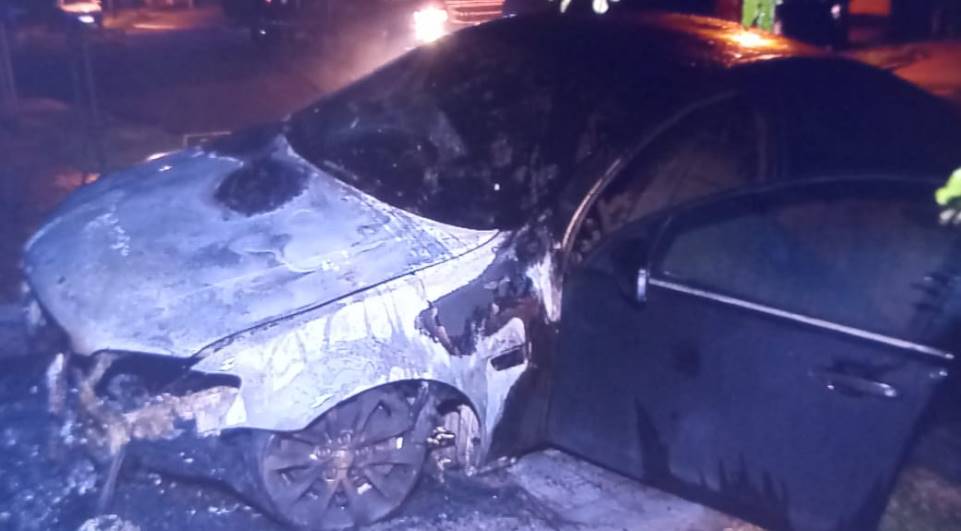 Imagem Incêndio destrói carro blindado e dá trabalho para os bombeiros