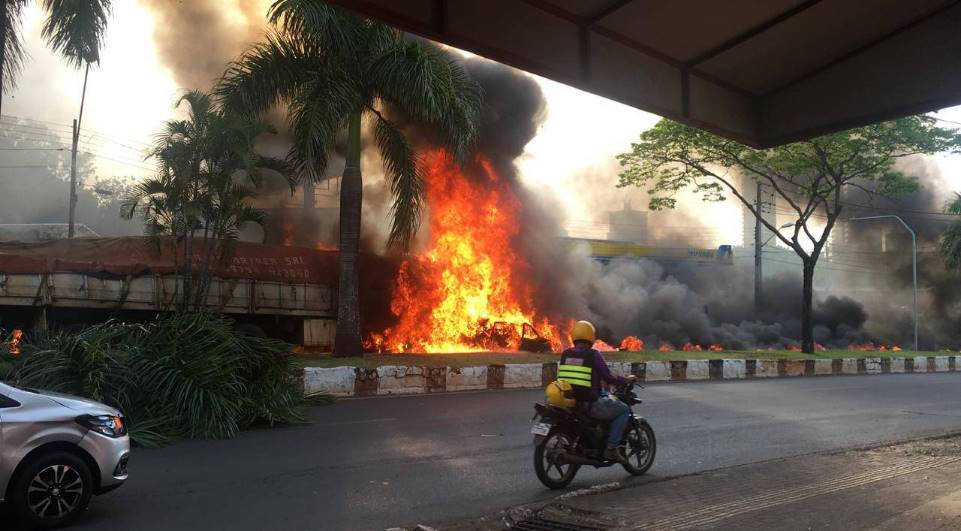 Imagem Caminhão passa por cima de veículos e explode em grave acidente