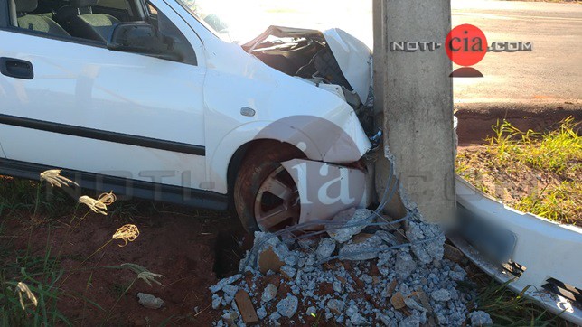 Imagem Jovem sai ileso após choque violento contra poste na rodovia de Vidigal