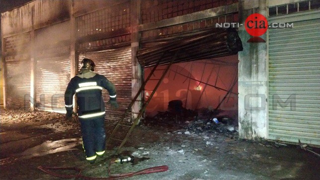 Imagem Incêndio destrói prédio onde funcionava acabamento de roupas em Cianorte