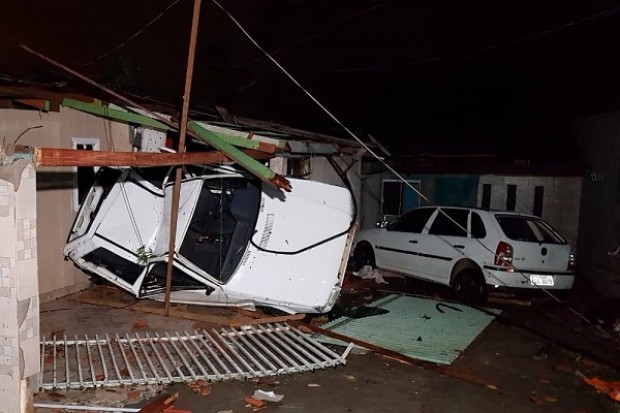 Imagem Suposto tornado causa destruição e mortes na região de Curitiba