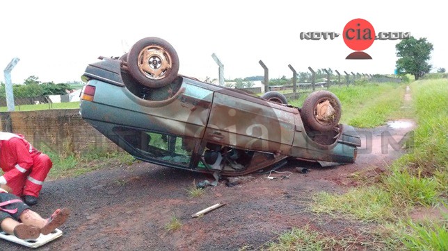 Imagem Carro capota e deixa motorista ferido na PR-082 em Cianorte