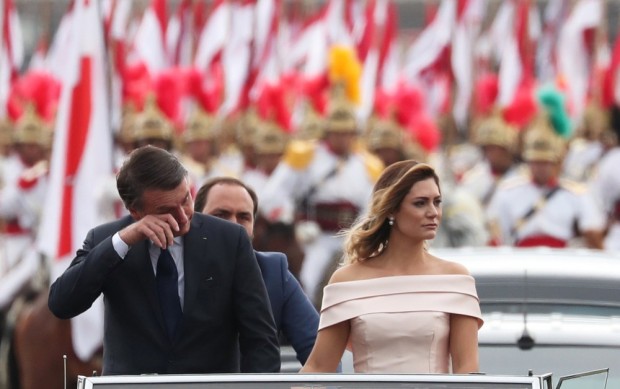 Imagem Bolsonaro desfila em carro aberto e se emociona ao ser saudado pelo povo