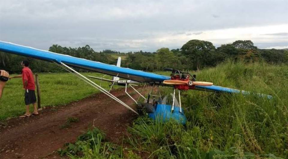 Imagem Piloto sai ileso após fazer pouso forçado de avião ultraleve