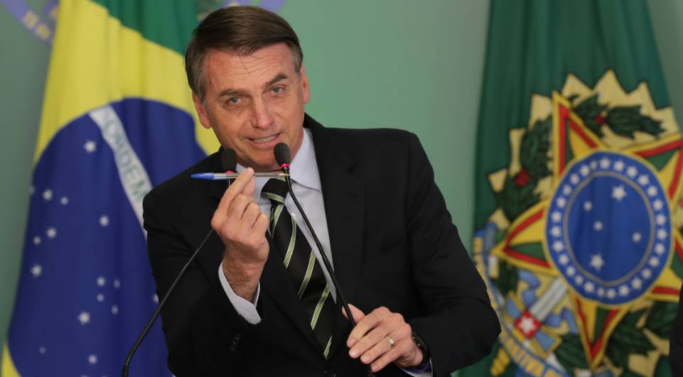 Imagem Bolsonaro assina decreto que facilita posse de arma de fogo