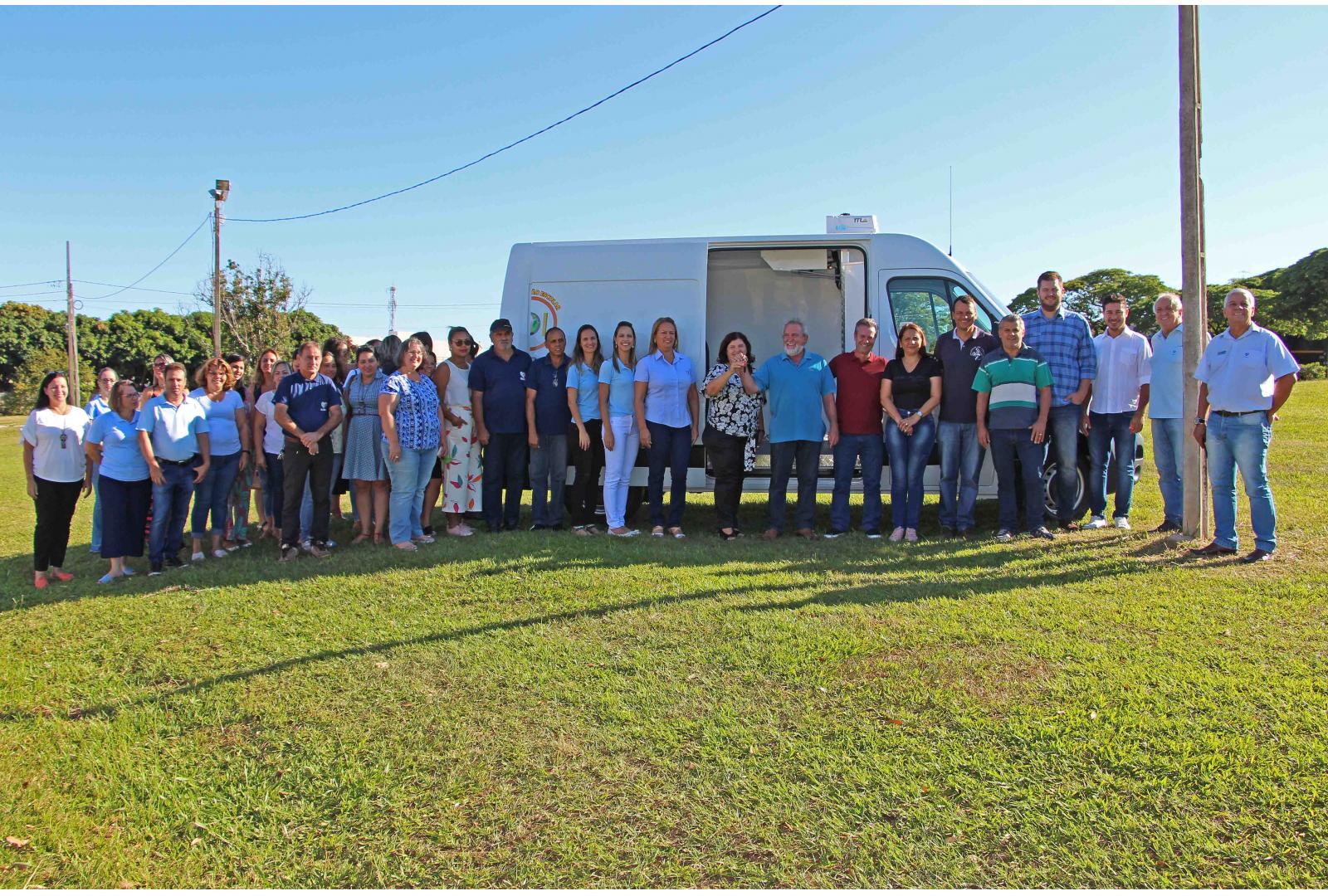 Imagem PREFEITURA ENTREGA VEÍCULO REFRIGERADO PARA TRANSPORTE DE ALIMENTOS DA MERENDA ESCOLAR