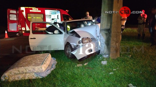 Imagem Condutor perde o controle e bate veículo em poste no trevo da Av. Pernambuco