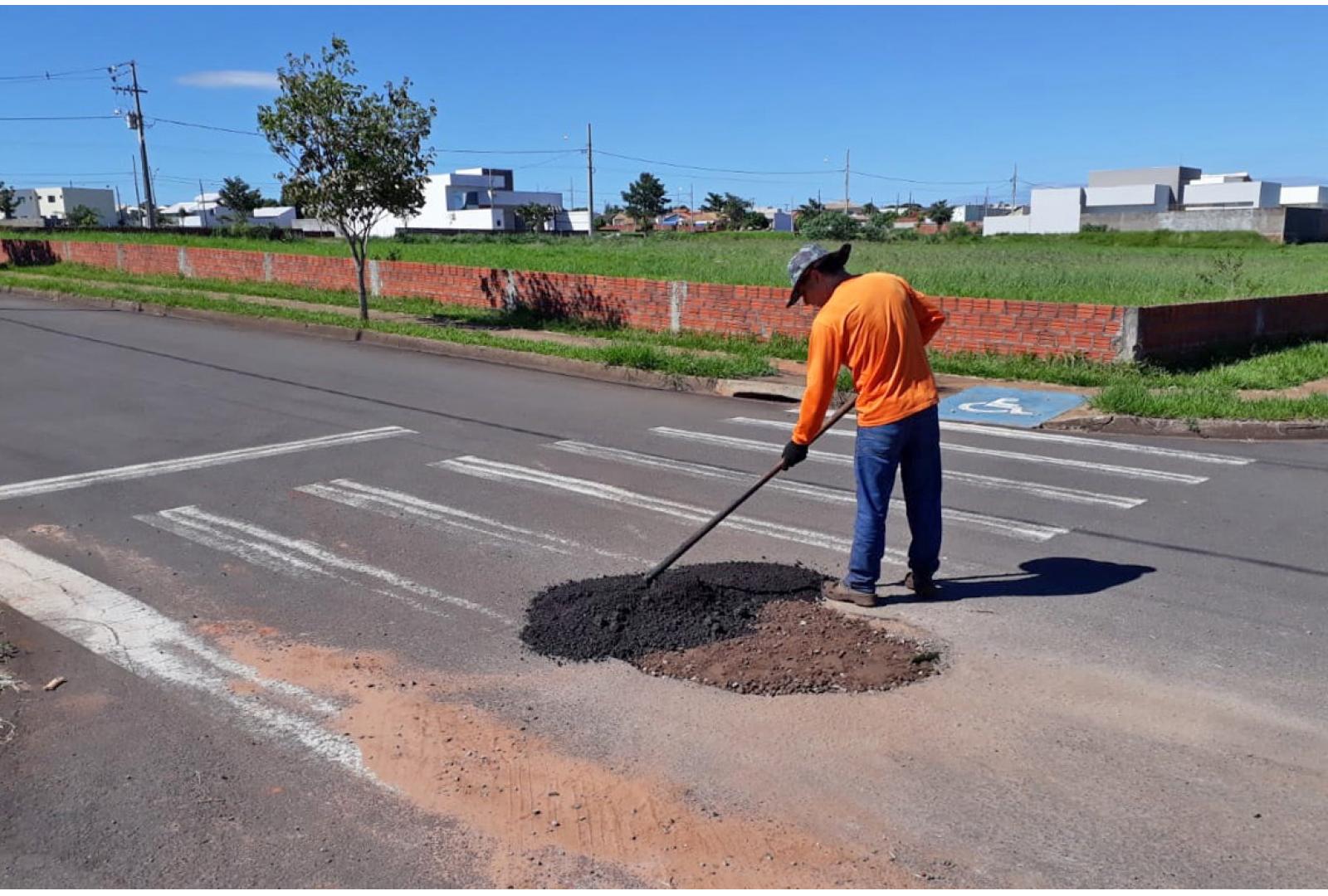 Imagem PREFEITURA REALIZA ‘TAPA-BURACOS’ EM DIVERSOS PONTOS DA CIDADE