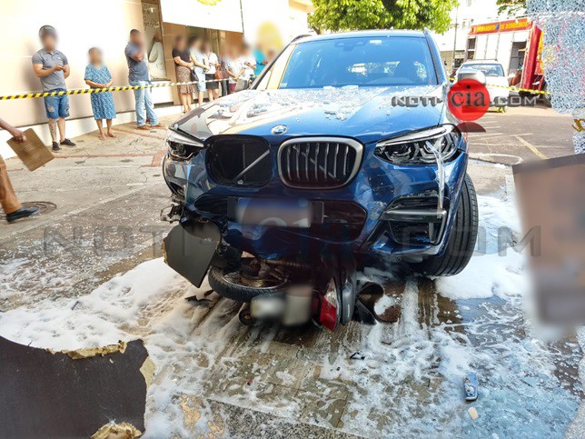 Imagem Condutora perde o controle do veículo bate em carro e Biz, e invade loja no centro de Cianorte