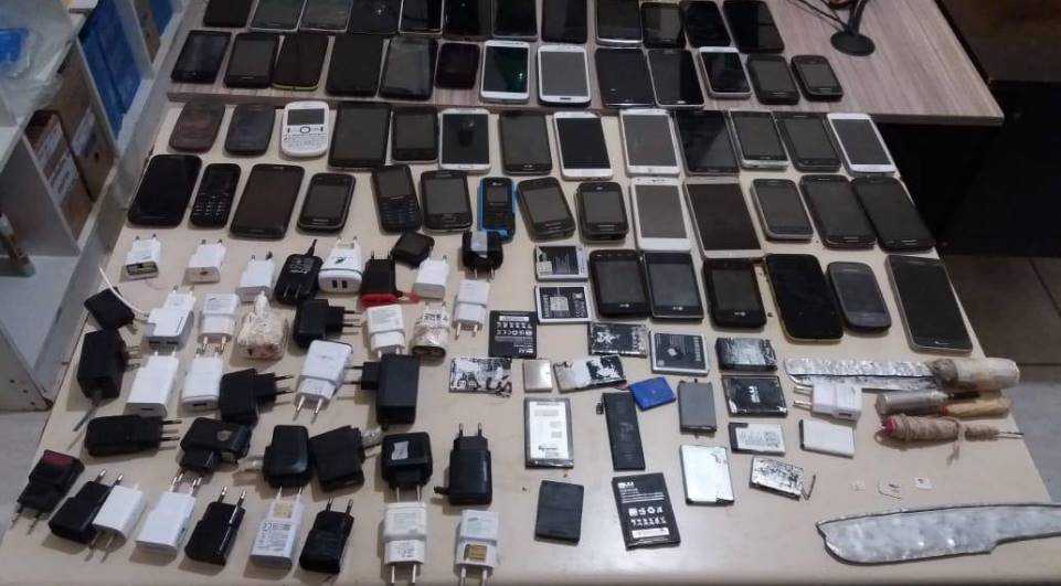 Imagem Celulares, bebidas e drogas são encontrados em operação bate grade