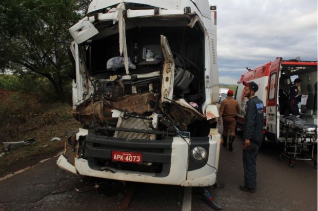 Imagem Grave acidente entre três caminhões na PR-323 deixa dois feridos