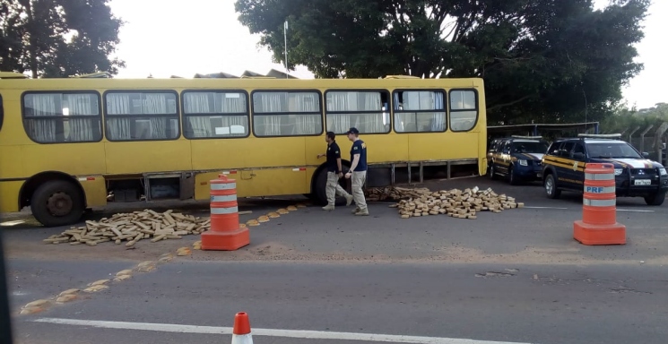 Imagem PRF prende mulher que dirigia ônibus carregado com maconha, em Porto Camargo