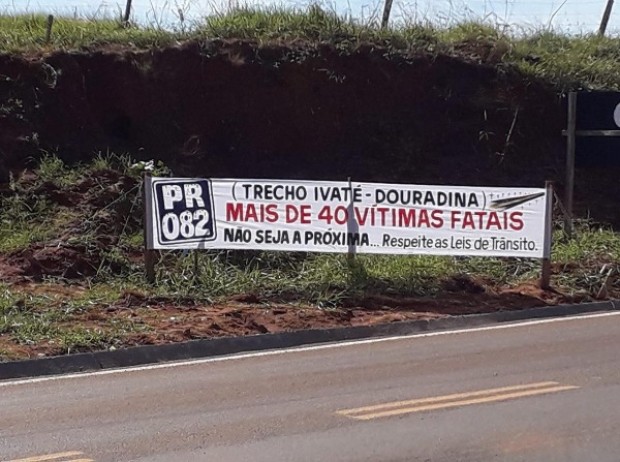 Imagem Enlutada pelas mortes, população deixa faixa contra imprudência na PR-082