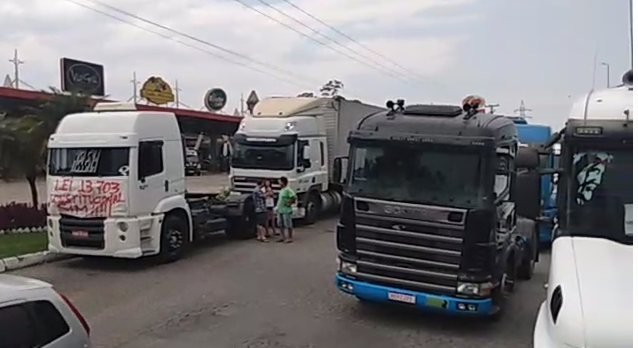 Imagem Caminhoneiros prometem greve nesta quarta-feira (4) “precisamos melhorar o transporte”